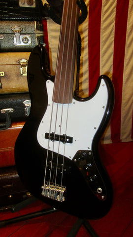 1990 Fender Fretless Jazz Bass Black